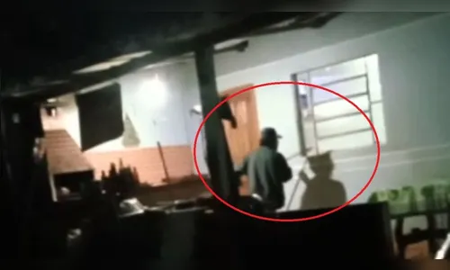 Mulher chega em casa e flagra tentativa de invasão com vassoura; vídeo