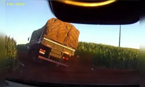 Caminhão com contrabando quase tomba durante fuga da PRF; vídeo