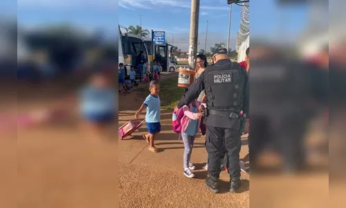 Crianças abraçam policial que reforçava segurança em escola do DF