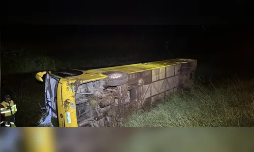Ônibus com 18 passageiros tomba em Guarapuava