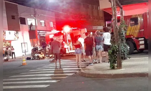 Dois jovens ficam feridos em colisão entre carro e moto em Ivaiporã