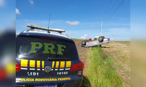 Carro com uma tonelada de maconha capota durante fuga no Paraná