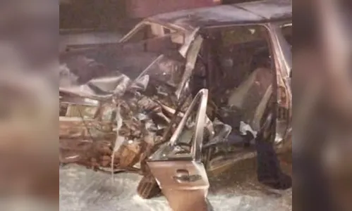 Colisão frontal entre van e carro deixa duas pessoas feridas na PR-466