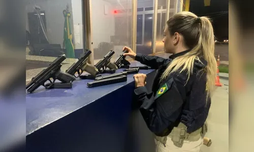 PRF apreende 4 pistolas que estavam em cintura de mulher com bebê