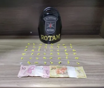 Porções de crack e R$ 30 foram apreendidos