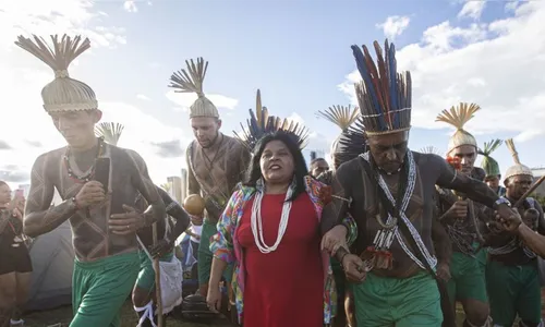 Indígenas chegam em Brasília para o Acampamento Terra Livre