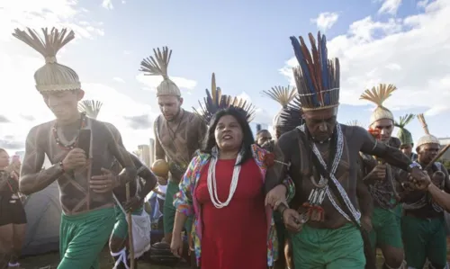 Povos de várias etnias chegando para o Acampamento Terra Livre 2023 na Esplanada dos Ministérios.