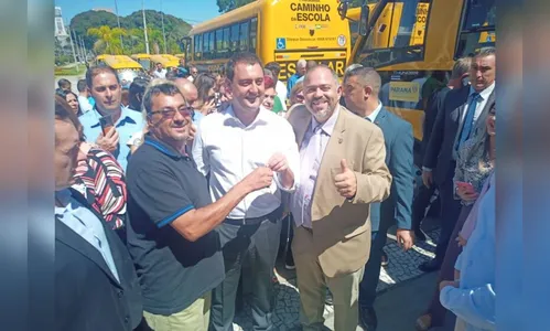 Prefeito Primis de Oliveira recebe ônibus do transporte escolar