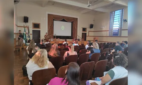 Professores da rede estadual recebem treinamento da PM de Apucarana