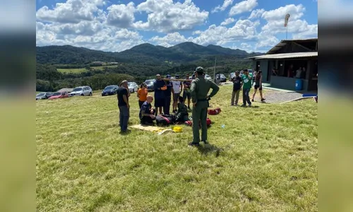 Mulher é resgatada após queda de parapente no Paraná