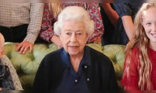 Rainha Elizabeth II aparece rodeada por alguns netos e bisnetos em foto inédita