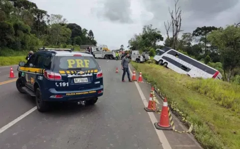 Sete pessoas morreram após ônibus de viagem tombar na BR-277, em Fernandes Pinheiro