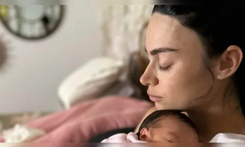 Thaila Ayala mostra filha recém-nascida: 