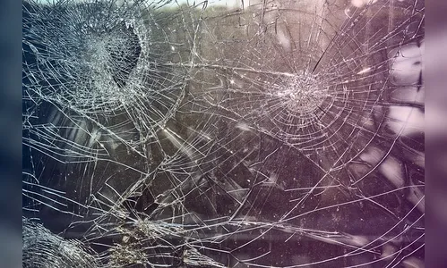 Traficantes invadem residência e quebram carro para cobrar dívida