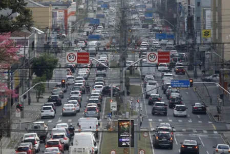 Trânsito nas ruas de Curitiba