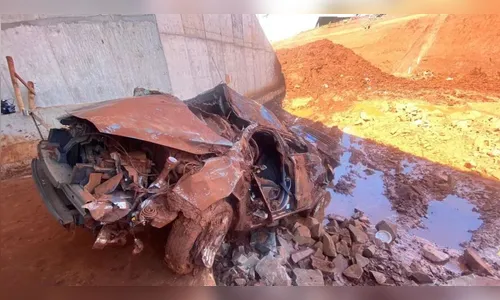 Motorista perde o controle, invade pista e morre ao cair em buraco