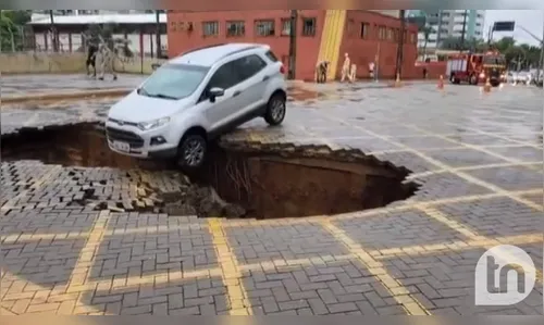 Após chuva, cratera se abre em rua e quase ‘engole’ carro em Maringá