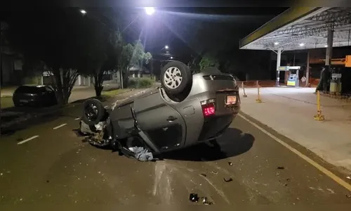 Duas mulheres ficam feridas após carro capotar em Londrina