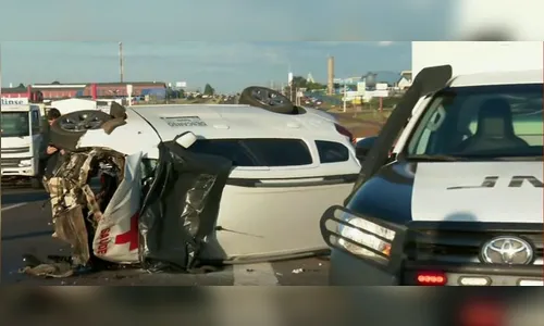Carro da saúde de SC se acidenta em Cascavel e uma pessoa morre