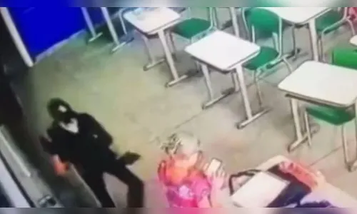 Antes de promover ataque, adolescente esfaqueou travesseiros em casa