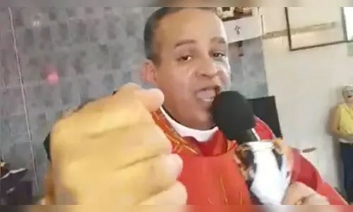 Padre viraliza após cantar samba do Grupo Revelação durante missa