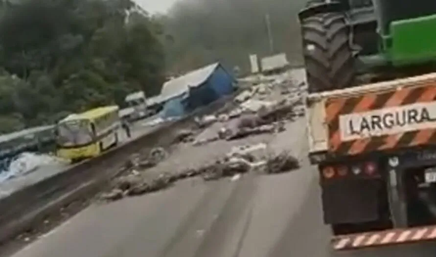 A carga dos caminhões ficou espalhada pela rodovia