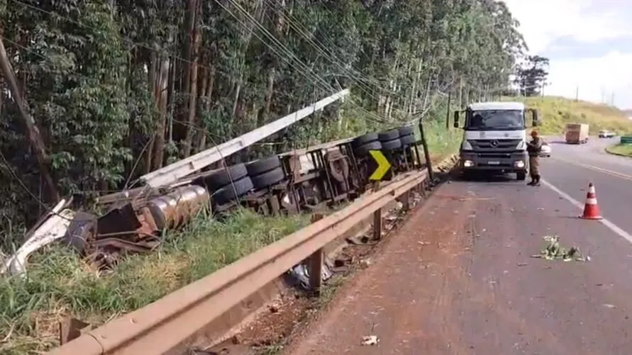 Carreta tombou às margens da rodovia