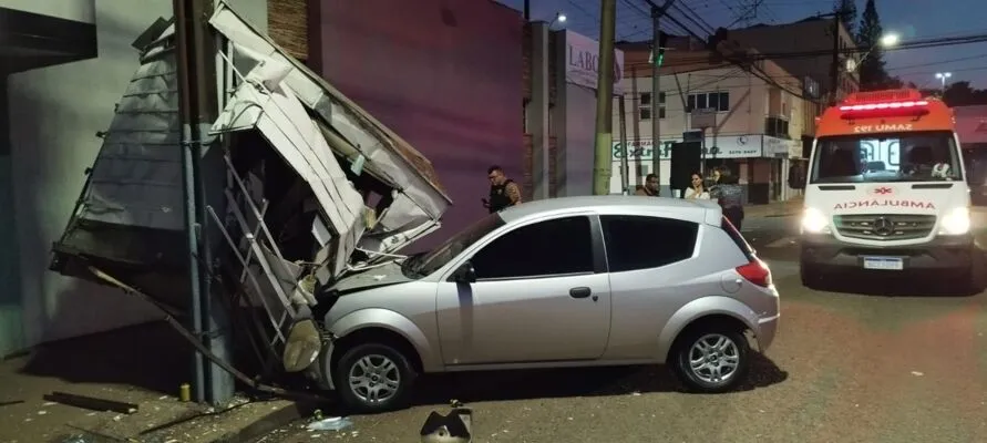Carro destruiu trailer de lanches em Arapongas