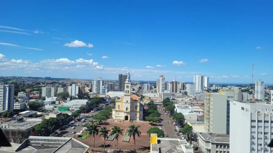 Dia com céu claro e poucas nuvens em Apucarana