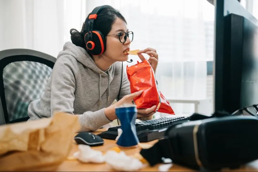 Por que comer em frente a uma tela te deixa com mais fome?