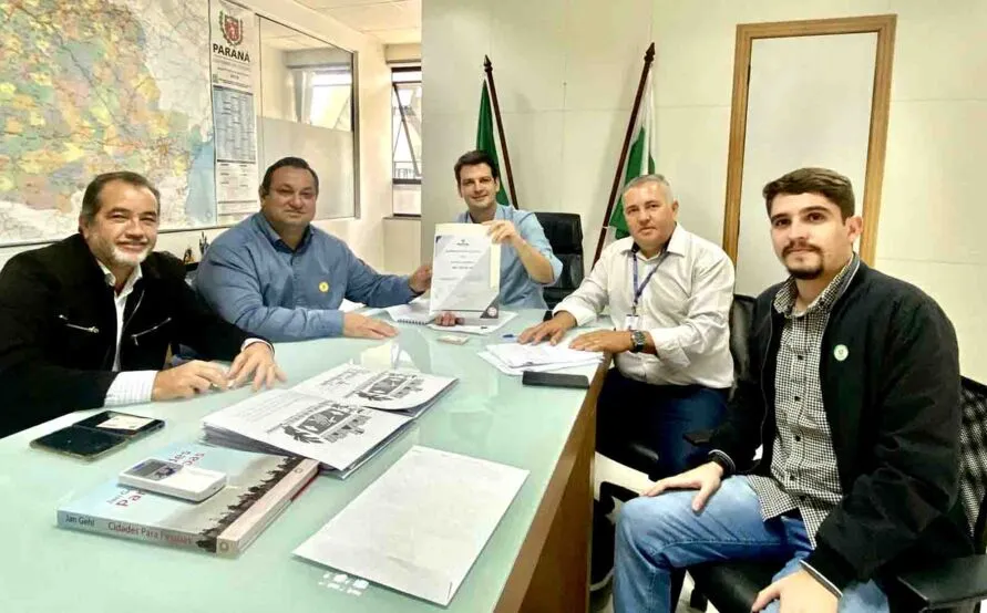 Ricardo Pimentel entrega autorização para ordem de serviço ao prefeito Reinaldo Grola