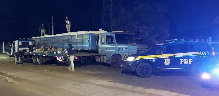 A droga estava em meio a uma carga de sêmola de trigo em uma carreta que saiu de Foz do Iguaçu