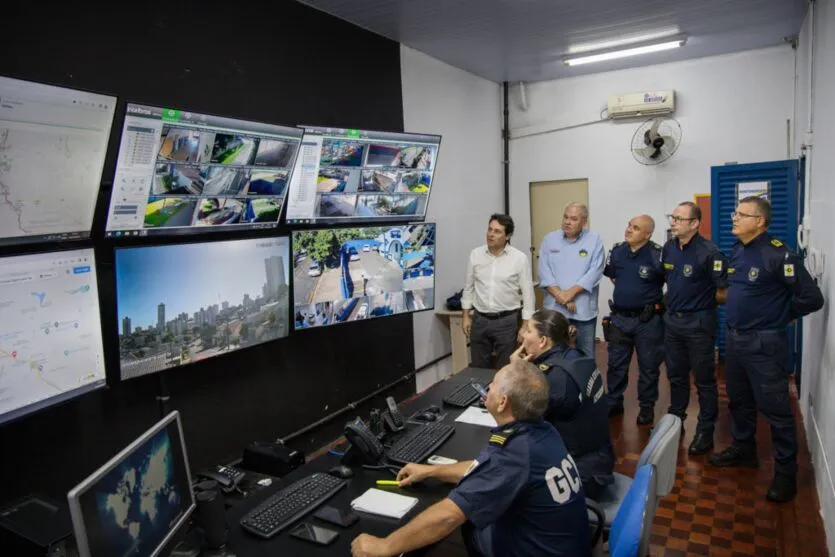 Apucarana, Paraná, Brasil - 11 Maio 10, 2023 - Prefeito Junior da Femac observa cameras de seguranças instaladas na GM de Apucarana