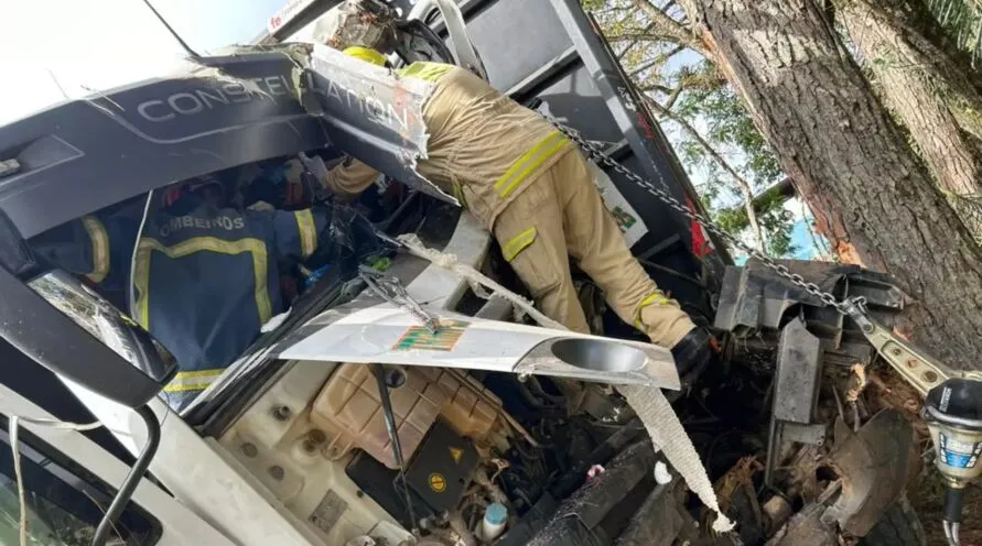 Bombeiros retiraram motorista da cabina