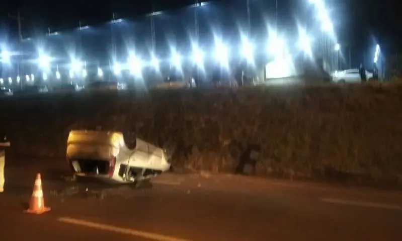 Carro capotou após despencar da marginal da rodovia