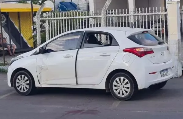 Carro de motorista de aplicativo onde mulher foi baleada