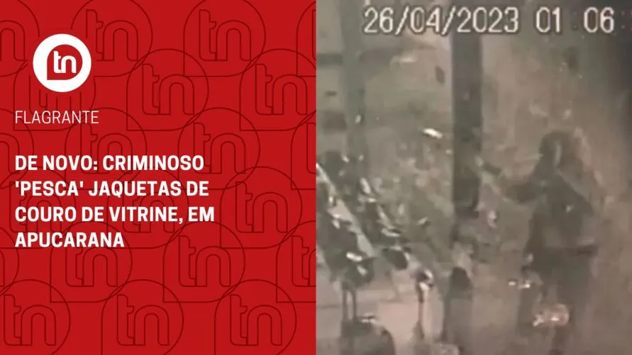 De novo: criminoso 'pesca' jaquetas de couro de vitrine, em Apucarana