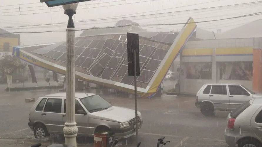 Estrutura caiu durante temporal em Ibiporã