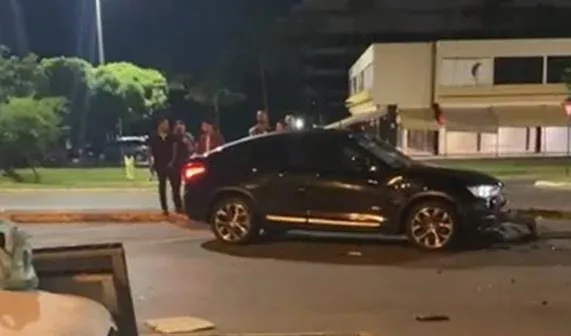 Jovem bateu a BMW em um Fiat Uno que estava estacionado