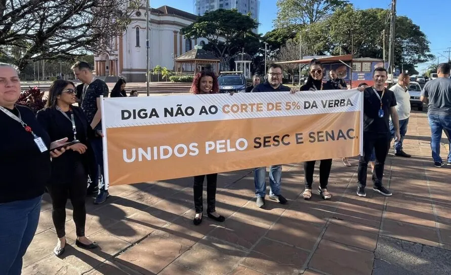 Manifestação em Arapongas aconteceu em frente à Igreja Matriz