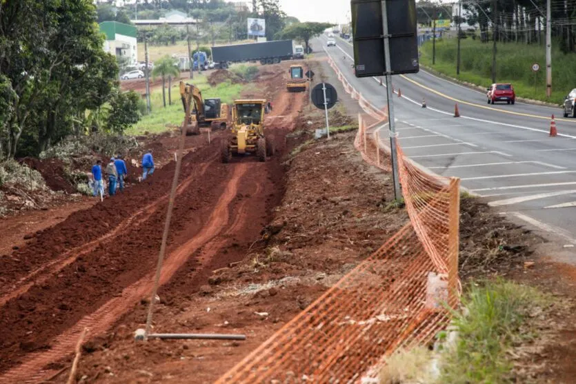 Máquinas e operários trabalhando em trecho próximo à entrada do Núcleo Adriano Correia.