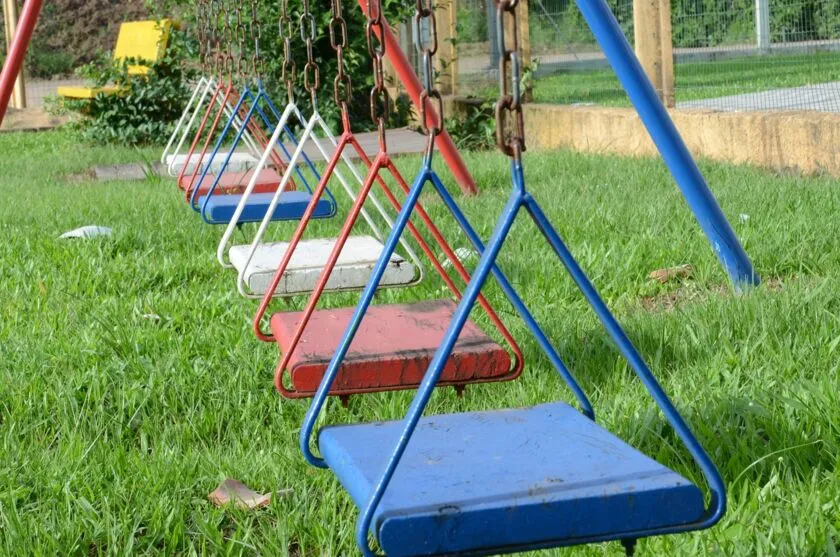 Menina estava no parquinho da escola quando se machucou