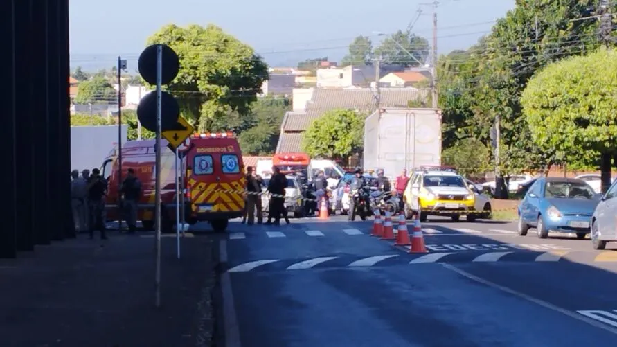 O homem, ainda não identificado, morreu no local