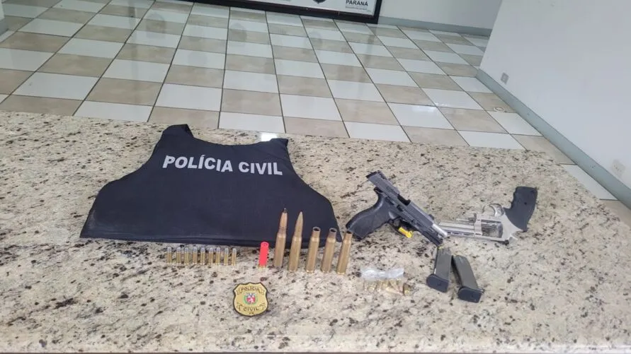 Pistola, revólver e munição foram apreendidos