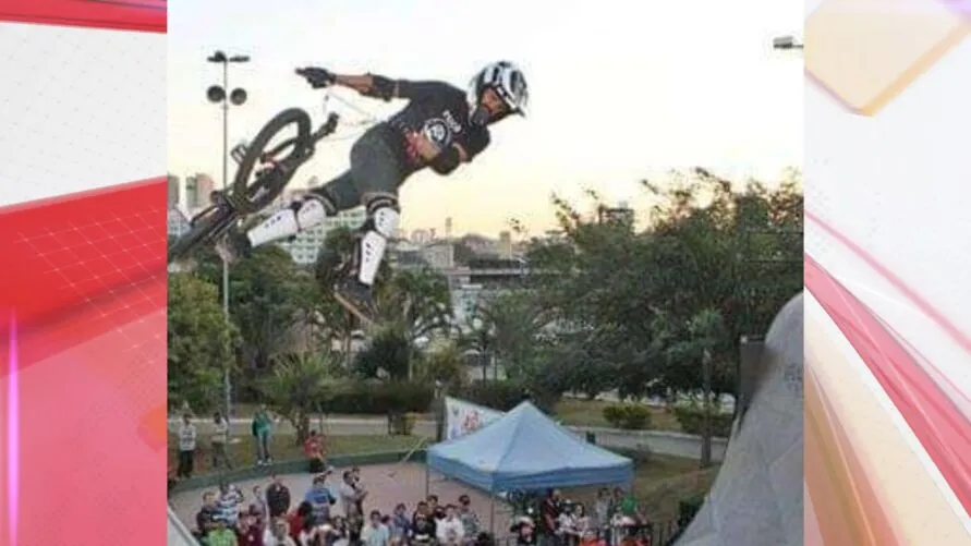 Rafael Pennachi durante manobra no BMX