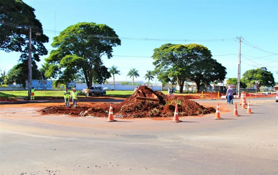 Rotatória da Rua Rouxinol sendo removida