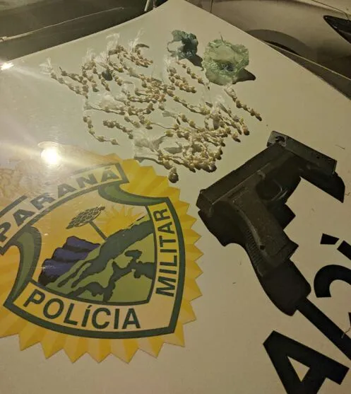 Simulacro de arma de fogo e pedras de crack apreendidos