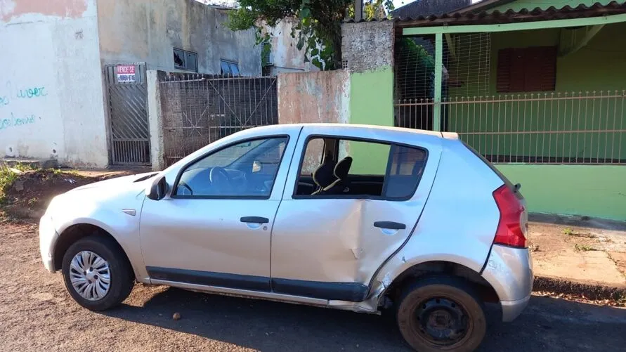 Trata-se de um Renault Sandero de cor prata, que foi já foi entregue às autoridades