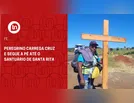 Peregrino carrega cruz e segue a pé até o Santuário de Santa Rita