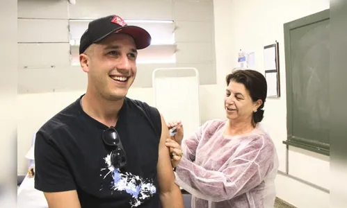 Antirrábica: Arapongas vacina alunos de Medicina Veterinária